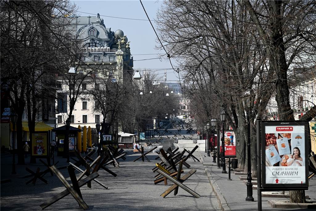Harte Arbeit in Dorsten sichert die Existenz der Familie in Odessa Panzersperren und Blockaden stehen auf einer Straße im historischen Zentrum der Stadt Odessa.