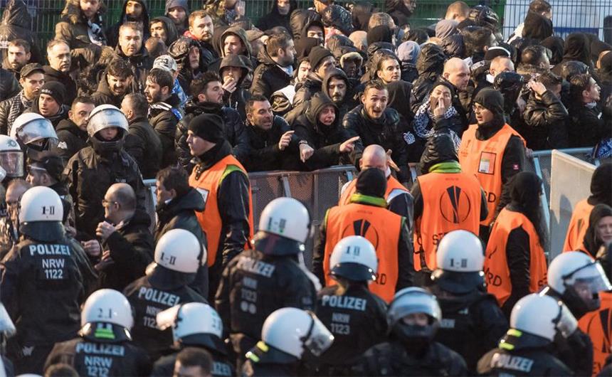 PAOK-Fans warten auf den Einlass ins Stadion.