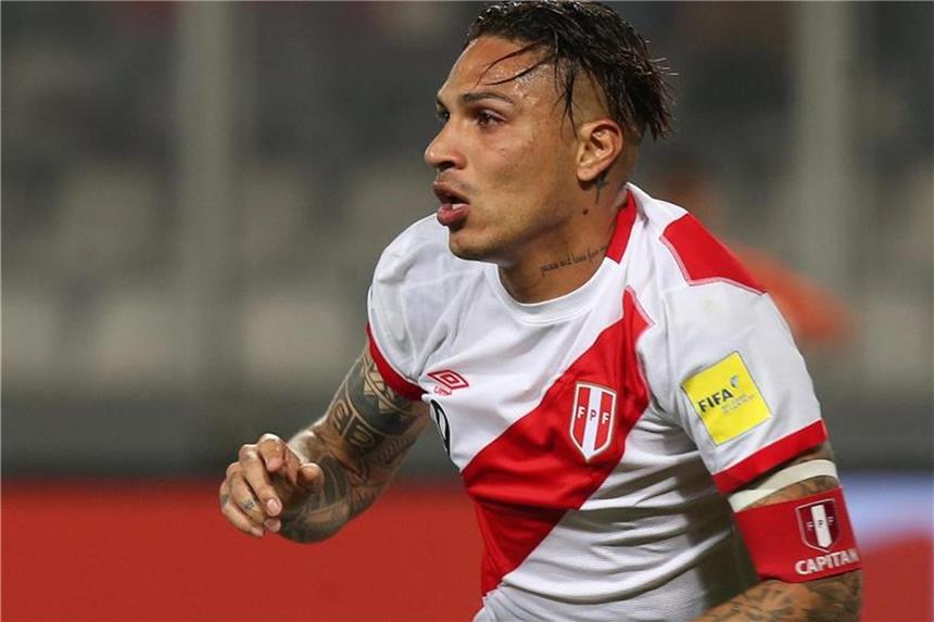 FIFA sperrt Peruaner Guerrero in der WM-Qualifikation Paolo Guerrero soll im Spiel der WM-Qualifikation gegen Argentinien gedopt gewesen sein. Foto: Ernesto Arias