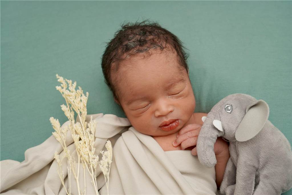 Papa Boubacar aus Bochum ist super stolz auf seinen Sohn Madjou, der im Klinikum Dortmund geboren wurde.