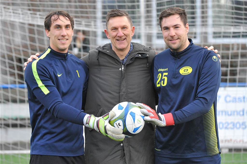 Leiser Keeper wartet auf der Bank auf seine Chance Papa Lothar Brödner mit seinen Söhnen Marius (rechts) und Adrian.