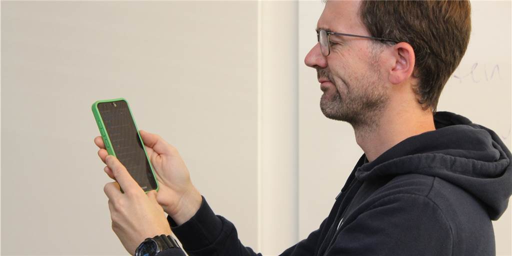 Eltern-Whatsapp-Gruppen: Wenn die Zeichentrickfee Herzchen wirft Papa und Autor Thomas Raulf beschäftigt sich in seiner Kolumne "Papatastisch" diesmal mit einem heiklen Thema – Eltern-Whatsapp-Gruppen.