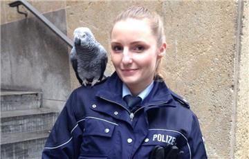 Papagei-Dame "Kati" machte lautstark auf sich aufmerksam. Eine Polizistin rettete den Vogel.