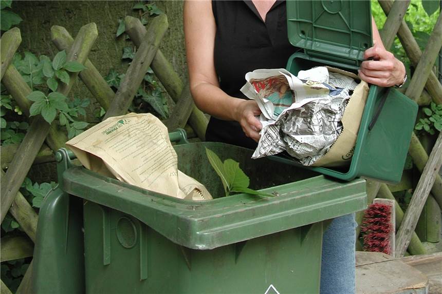 Damit Maden und Geruch bei Hitze in der Biotonne keine Chance haben Papier hält die Biotonne in der Regel trocken.