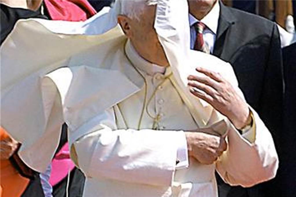 Die vom Wind verwehte Soutane verdeckt das Gesicht von Papst Benedikt XVI. auf dem Flughafen Köln/Bonn. 