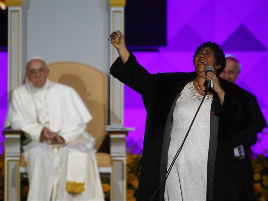 Papst verlässt USA - «Tage der Gnade» Papst Fanziskus hört der weltberühmten Sängerin Aretha Franklin in Philadelphia zu. Foto: Tony Gentile/Pool