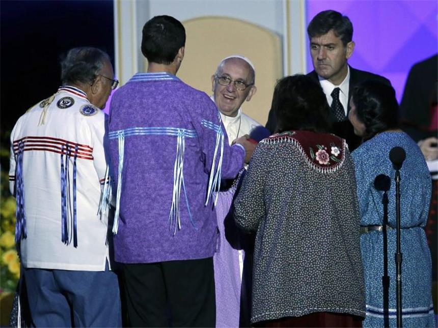 Papst verlässt USA - «Tage der Gnade» Papst Franziskus begrüßt eine Familie in Philadelphia. Foto: Matt Rourke/Pool