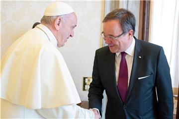 Papst Franziskus begrüßt Ministerpräsidenten Armin Laschet (CDU) zu einer Privataudienz. Foto: Osservatore Romano