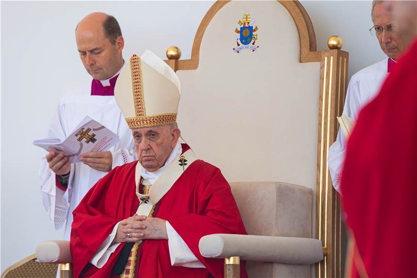 Papst Franziskus hat den Amtsverzicht des Hamburger Erzbischofs Stefan Heße nicht angenommen - und steht nun in der Kritik. 