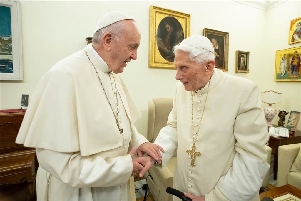 Ex-Papst Benedikt XVI. ist schwer krank: Atemprobleme schon vor Weihnachten Papst Franziskus (l) und der emeritierte Papst Benedikt XVI unterhalten sich im Kloster.