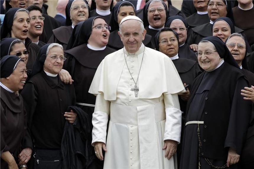 Papst stellt Social-Media-Regeln für Nonnen auf Papst Franziskus mit franziskanischen Nonnen auf dem Petersplatz. Foto: Andrew Medichini