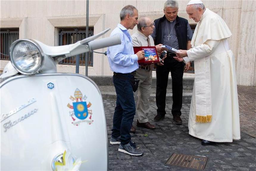 Eine Vespa für den Papst Papst Franziskus (r) bekam von Vertretern eines Vespa-Clubs aus Italien eine Vespa geschnekt. Foto: Vatican Media/