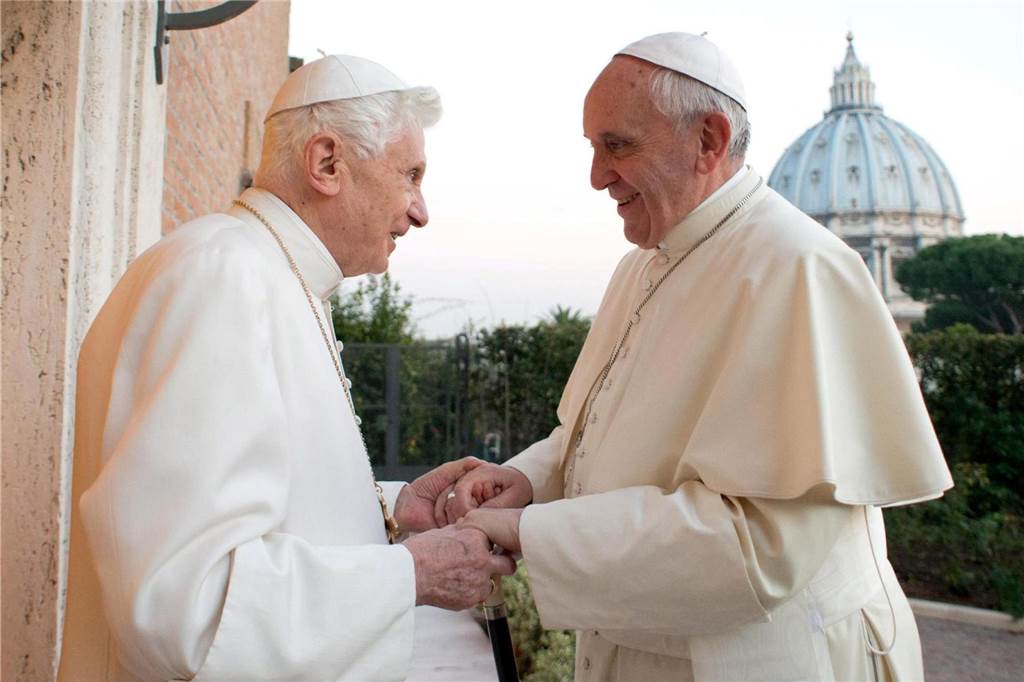 Ein Papst wie keiner zuvor: Franziskus ist tot – so sehr hat er Kirche und Welt bewegt Papst Franziskus (r) folgte auf Papst Benedikt XVI, mit bürgerlichem Namen Joseph Ratzinger, nach dessen Rücktritt.