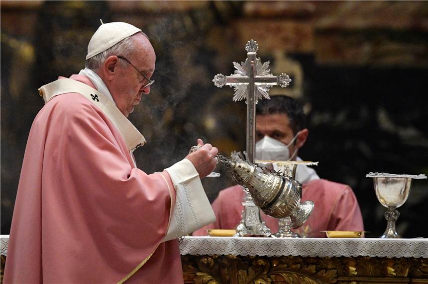 Es bleibt beim Nein: Vatikan lehnt Segnung gleichgeschlechtlicher Paare ab Papst Franziskus schwenkt ein Gefäß vor dem Altar während einer Messe im Petersdom.