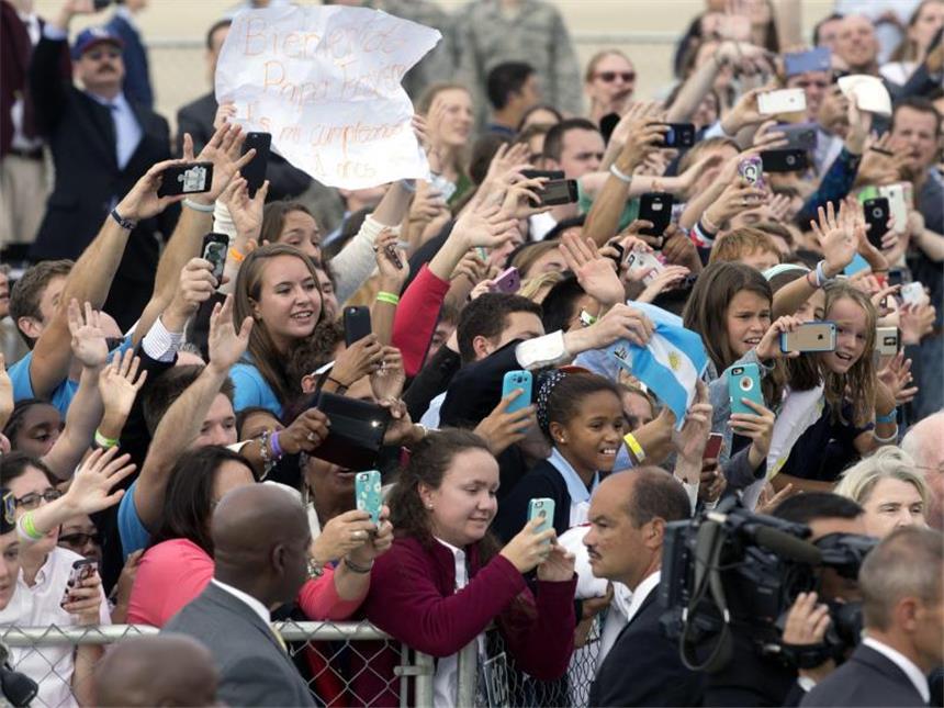 Papst und Obama vereint gegen Klimawandel und Armut Papst Franziskus wird am Flughafen euphorisch von einer wartenden Menschenmenge begrüßt. Foto: Michael Reynolds