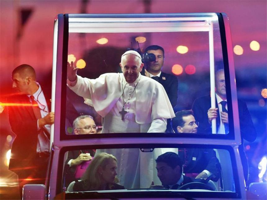 Papst verlässt USA - «Tage der Gnade» Papst-Parade in Philadelphia: Der Papst winkt jubelnden Passanten zu. Foto: Jewel Samad/Pool