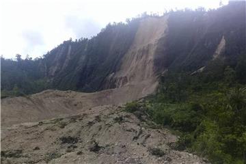 Papua-Neuguinea: Schutt liegt nach einem Bergrutsch in Folge eines schweren Erdbebens in Tabubil. Foto: Luke Purre