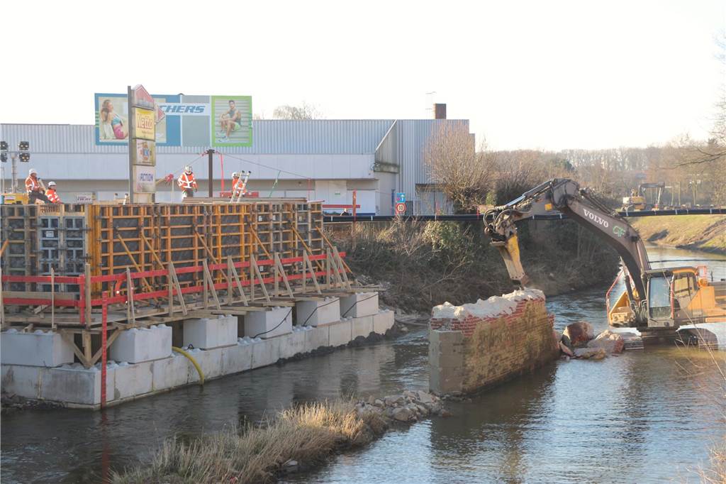 Berkelbrücke: Neue Widerlager betoniert – alter Mittelpfeiler abgerissen Pfeiler einer Brücke werden erstellt