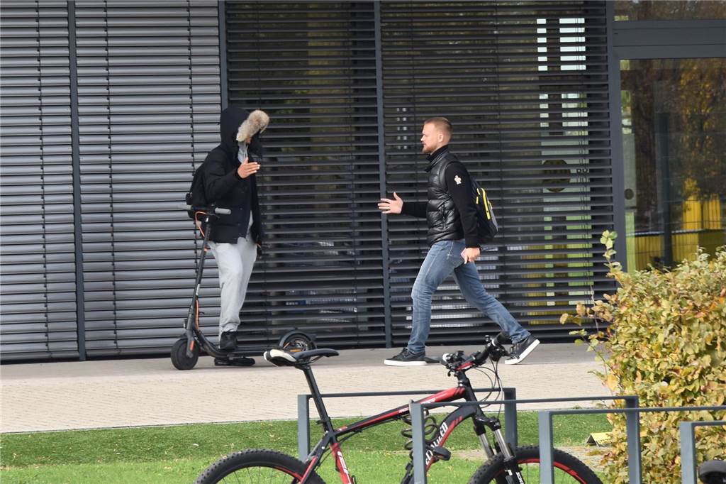 Suspendierter Paris Brunner in Brackel gesichtet: Holt das BVB-Toptalent hier seine letzten Sachen ab? Paris Brunner klatscht mit Patrick Fritsch ab.