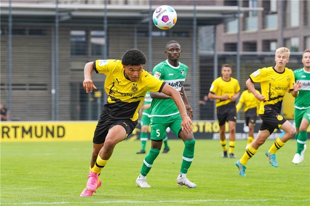 Paris Brunner spielt den Ball mit dem Kopf.
