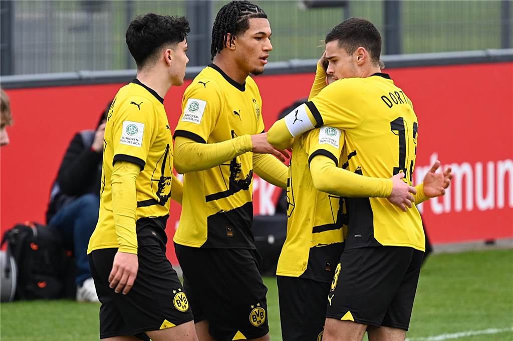 Moukoko drängt in BVB-Startelf: Sollte der Stürmer gegen Bochum von Beginn an ran? Pro & Contra Paris Brunner bejubelt mit Mitspielern ein Tor.