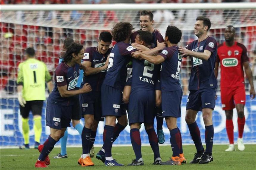 PSG feiert Triple - Pokalsieg gegen Außenseiter Herbiers Paris Giovani Lo Celso (Mitte) bejubelt sein Tor zum 1:0 mit seinen Mannschaftskollegen. Foto: Francois Mori/AP