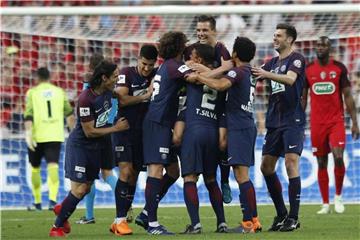 Paris Giovani Lo Celso (Mitte) bejubelt sein Tor zum 1:0 mit seinen Mannschaftskollegen. Foto: Francois Mori/AP