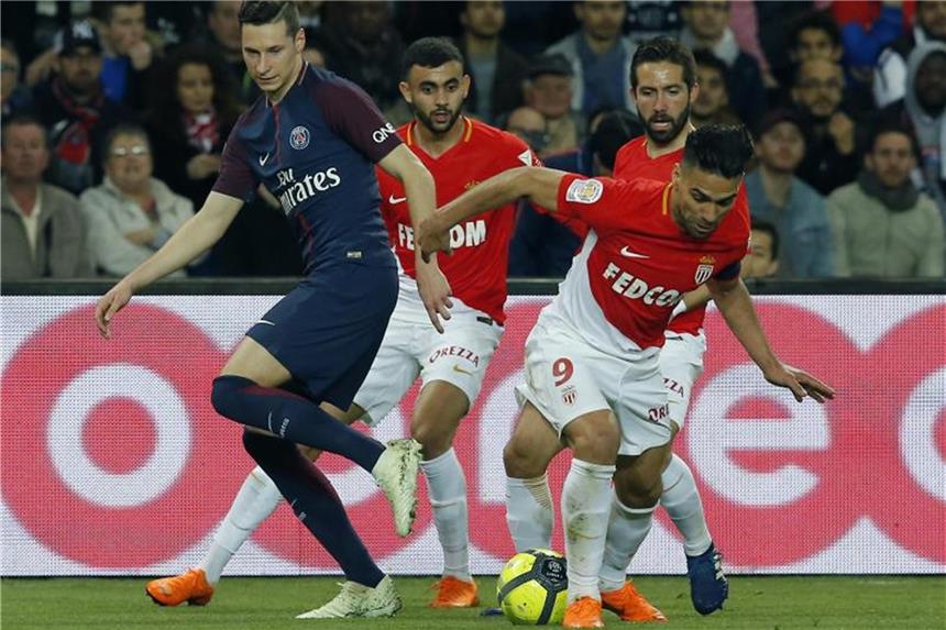Paris SG nach 7:1 gegen Monaco französischer Meister Paris Julian Draxler (l) mit Monaco's Radamel Garcia (r) im Kampf um den Ball. Foto: Michel Euler/AP