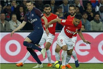 Paris Julian Draxler (l) mit Monaco's Radamel Garcia (r) im Kampf um den Ball. Foto: Michel Euler/AP