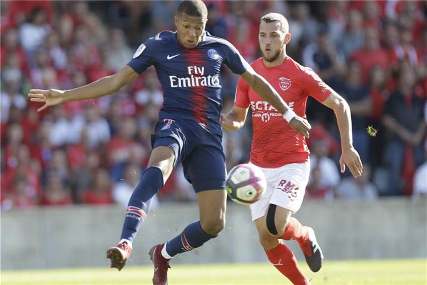 Paris Saint-Germain feiert vierten Saisonsieg Paris Kylian Mbappe (l) und Nimes Gaetan Paquiez kämpfen um den Ball. Foto: Claude Paris/AP