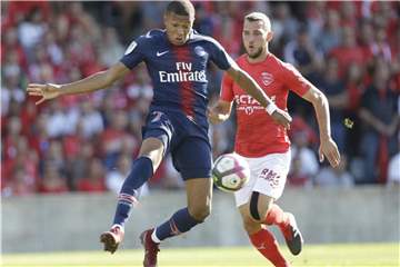Paris Kylian Mbappe (l) und Nimes Gaetan Paquiez kämpfen um den Ball. Foto: Claude Paris/AP
