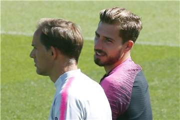 Paris-Trainer Thomas Tuchel (l) und Torhüter Kevin Trapp beim Training. Foto: Michel Euler/AP