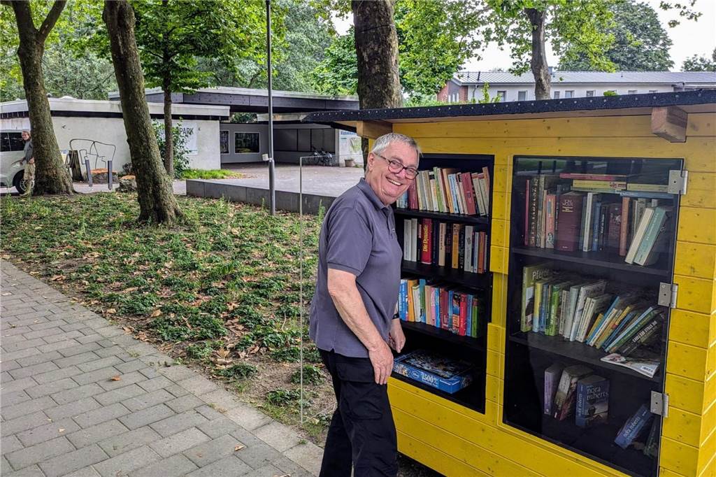 "Park-Bürgermeister" Hans Kratz am neuen Bücherschrank