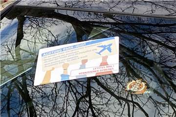 „Park-Idiot“ und „Kennzeichen gemerkt“ steht auf den Aufklebern, mit denen in den vergangenen Tagen Autos mit auswärtigen Kennzeichen an der Friedrich-Ebert-Straße beklebt wurden.