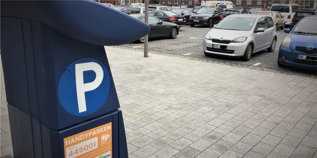 Lasst die E-Autos frei parken! Die Entlastung wäre ein wichtiges Signal Parken auf dem Marktplatz kostet 50 Cent für eine halbe Stunde. Das gilt aber bald wohl nicht mehr für Elektroautos. Die dürfen zwei Stunden lang frei parken.