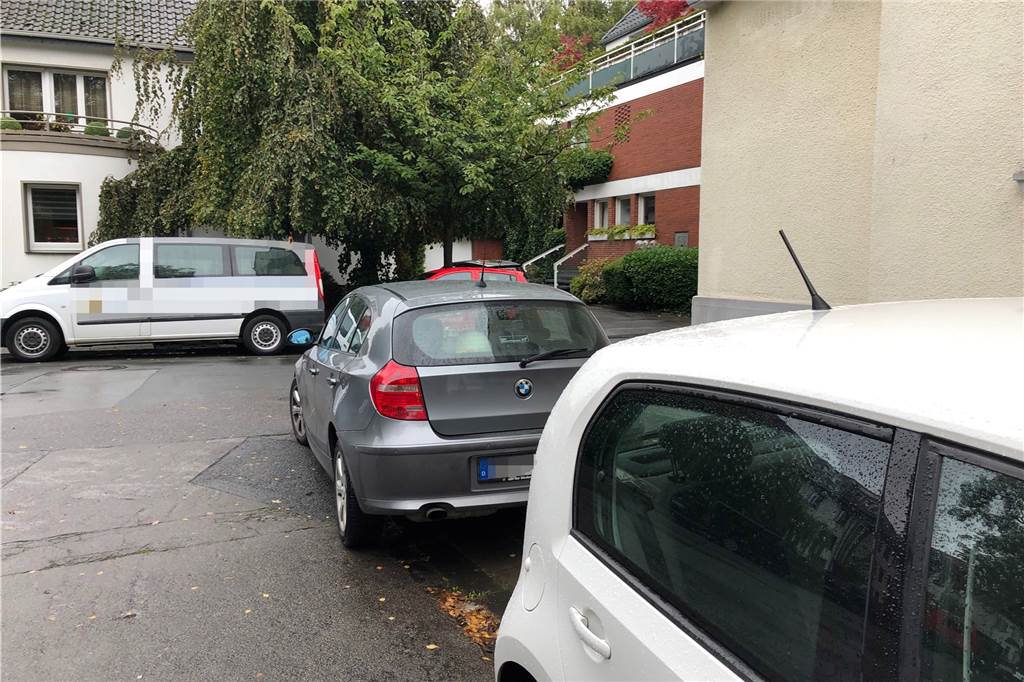Krasse Parkplatz-Not im Gerichtsviertel - So reagiert die Stadt auf zugeparkte Straßen Parken im Kreuzungsbereich zwischen Alter Postweg und Katharinenstraße. Seit Mittwoch ist dieser Gehweg Parkverbotszone.