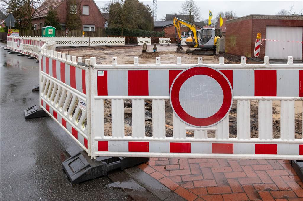 Platzumgestaltung in Heek soll zwei Aspekte in Einklang bringen Parken ist in dem Bereich momentan nicht möglich. Im Laufe des Frühjahrs sollen die Arbeiten abgeschlossen sein.