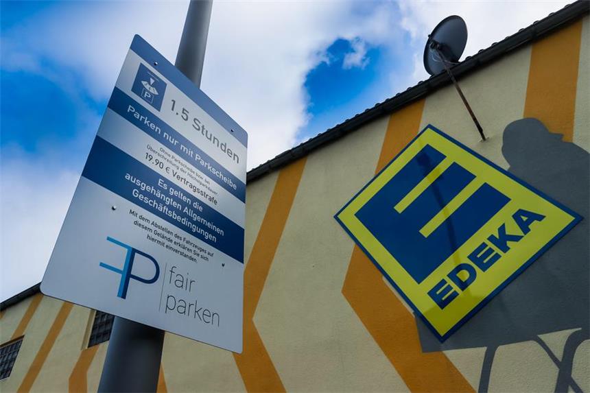 Über das Geschäft mit Knöllchen auf Parkplätzen Parken mit Parkscheibe an der Maerkischen Straße in der Dortmunder City. Rewe und Edeka haben einen privaten Ordnungsdienst von der Firma Fair Parken beauftragt, zu kontrollieren.