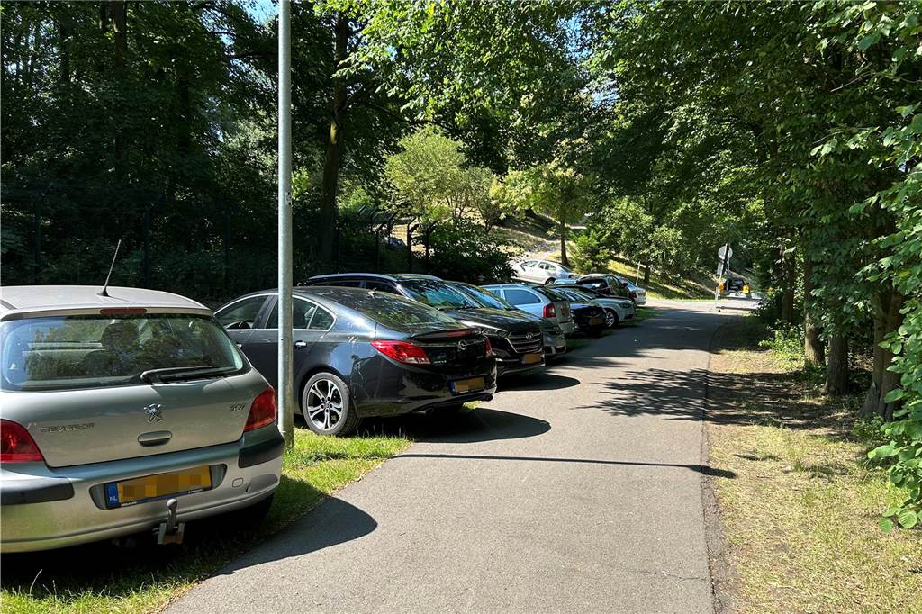Aquahaus-Besucher parken auf dem Spielplatz: Stadt will kontrollieren Parkende Autos an der Umflut gehören an Hochsommer-Wochenenden schon fast zum gewohnten Bild. Seit der Radweg ausgebaut wurde, hat sich das Problem aber noch verschärft. Ein Großteil der geparkten Autos hat niederländische Kennzeichen.