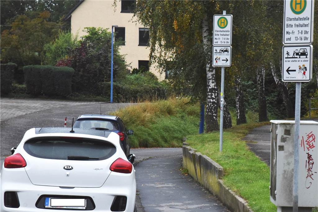 Parkende Autos behindern die Funktionalität von Elternhaltestellen.