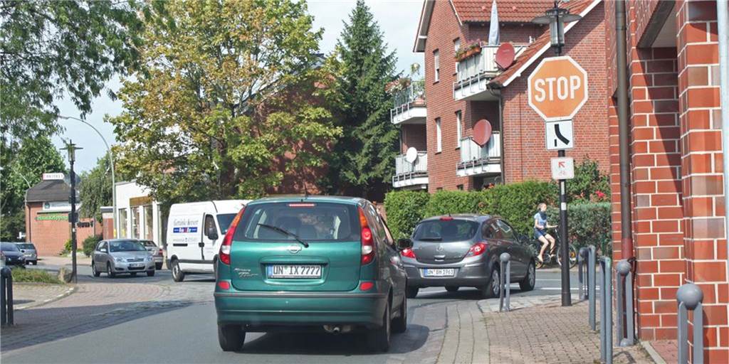 Selmer Politiker beschließen: Stadt soll Tempo 30 auf Ludgeristraße prüfen Parkende Autos, enge Straße: Die Ludgeristraße zwischen Kreisverkehr bei Rewe und Sagkuhl ist unübersichtlich für Rad- und Autofahrer. Wenn es nach dem Willen der Selmer Ratsmitglieder geht, darf dort künftig nur noch 30 km/h gefahren werden.