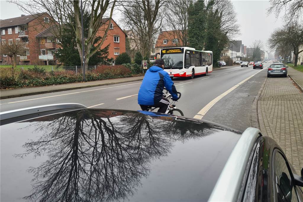 Autos auf Radwegen: Stadt ärgert sich über „rücksichtslose“ Autofahrer Parkende Autos sind oft ein Hindernis für Radfahrer, sodass sie gezwungen werden, den Radweg zu verlassen.