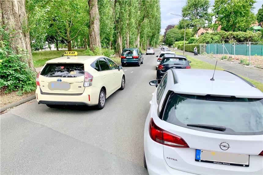 Straßensperrung an der B1: Neue Verkehrszählung soll entscheiden Parkende Autos und Durchfahrtsverkehr an der Stadtrat-Cremer-Allee