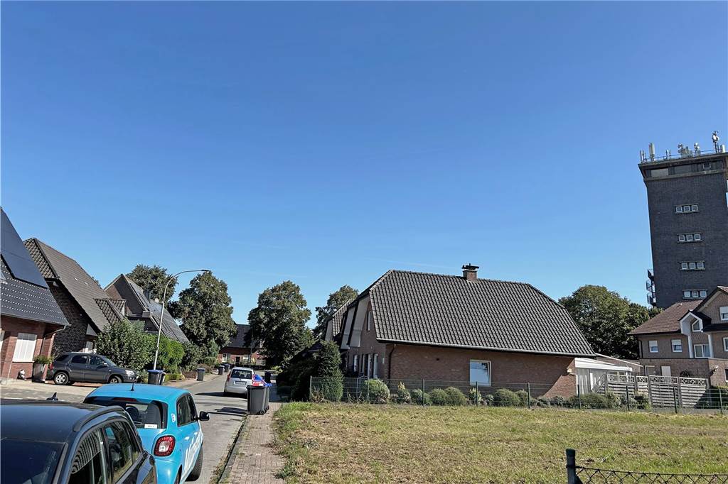 Parkende Autos in der Straße Am Wasserturm