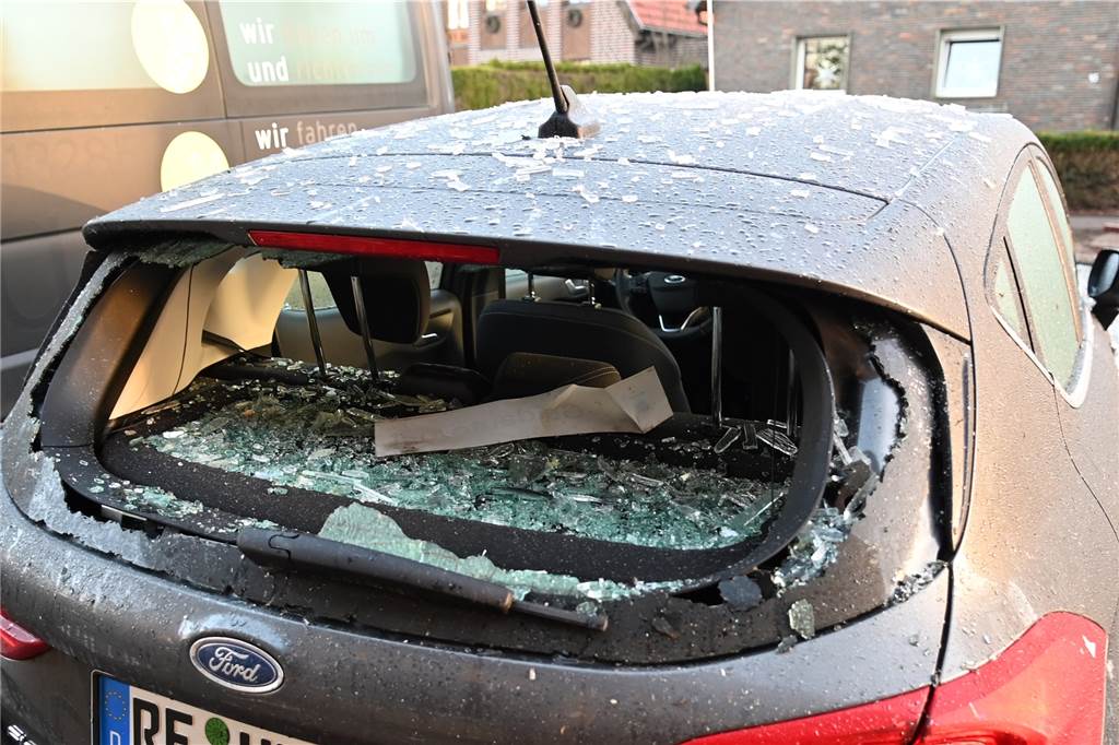 Geldautomat in Dorsten gesprengt, Polizei fahndet nach drei Tätern (mit Video) Parkende Fahrzeuge vor der Sb-Filiale wurden erheblich beschädigt.