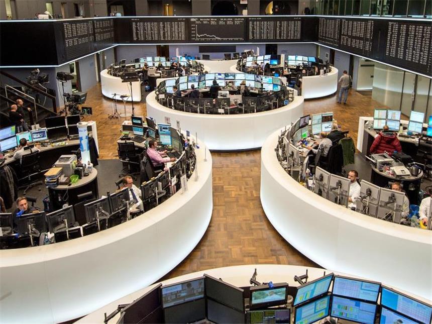 Dax-Vorstände verdienen 50 Mal so viel wie Mitarbeiter Parkett der Deutschen Börse in Frankfurt am Main. Foto: Alexander Heinl/Illustration