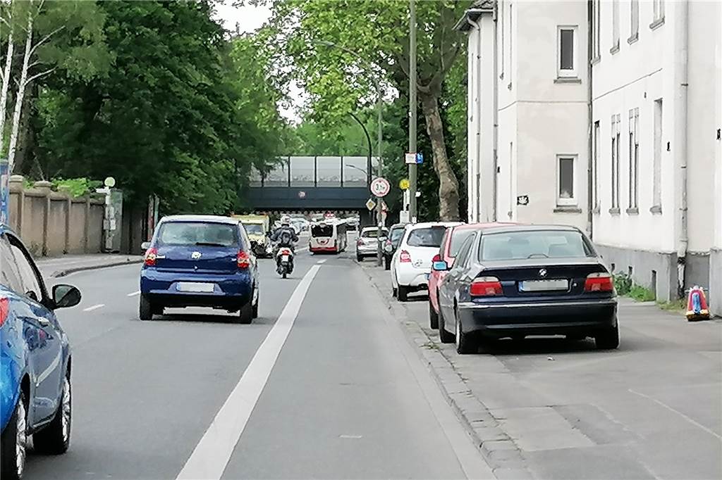 Tuner, Pinkler, Schlafgäste: Anwohner beklagen quasi rechtsfreien Raum Parkplätze in der Dönnstraße zu finden, ist schwierig. Offenbar gibt es auch da einen Zusammenhang mit teilweise unrechtmäßig abgestellten, abgemeldeten Autos, erklären Anwohner.