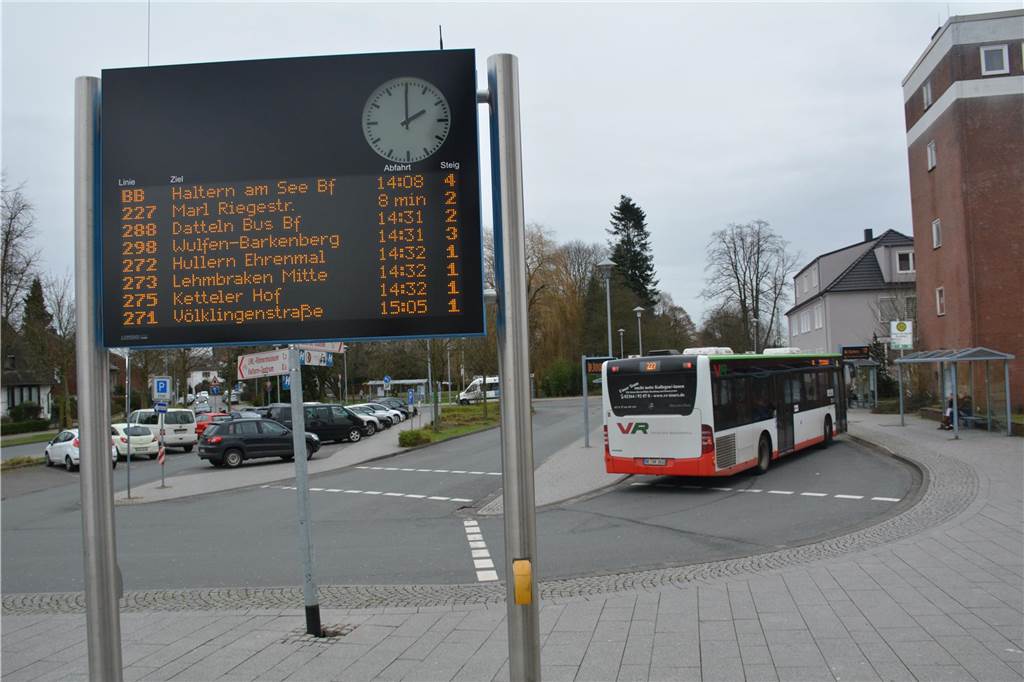 Stadt will Kolken-Park aufwerten, Anwohner wünschen sich mehr Sicherheit Bus und Pkw auf dem Parkplatz seitlich des Bahnhofs