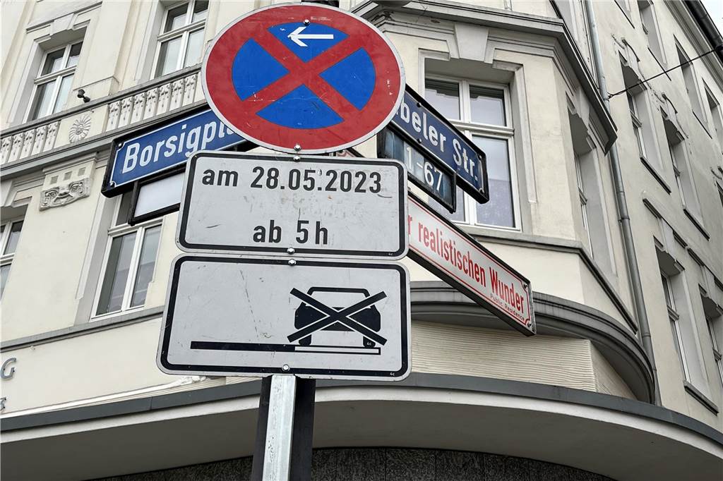 Parkverbotsschilder wurden am Borsigplatz schon befestigt.