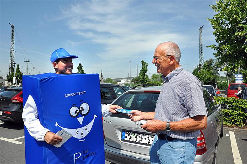 Das ist beim Parken am Bahnhof Schwerte wichtig Parky verteilte auf dem Parkplatz Parkscheiben. Uwe-Jens Hannsen findet die neue Regelung gut.